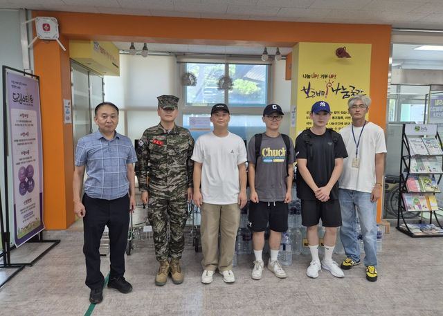 생수 30상자 전달한 군 장병들