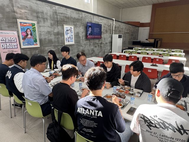 학생들과 천원의 아침밥 식사하는 지경배 학장