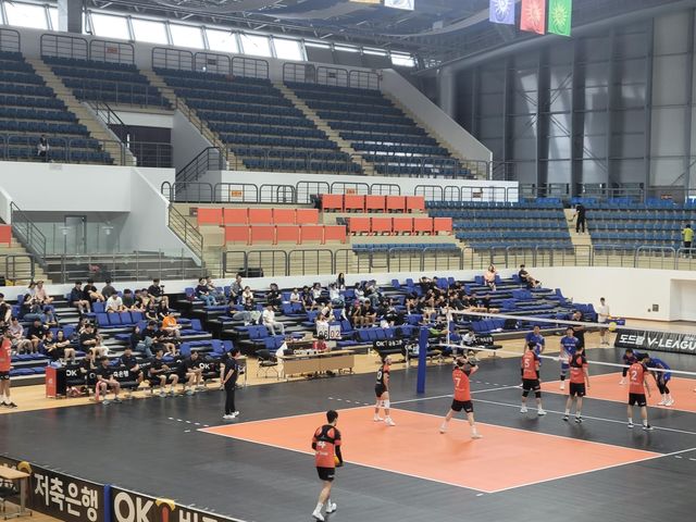 부산시체육회와 연습경기를 벌이는 OK저축은행 선수들