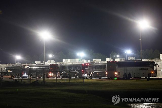 구금 한국 근로자 태울 버스