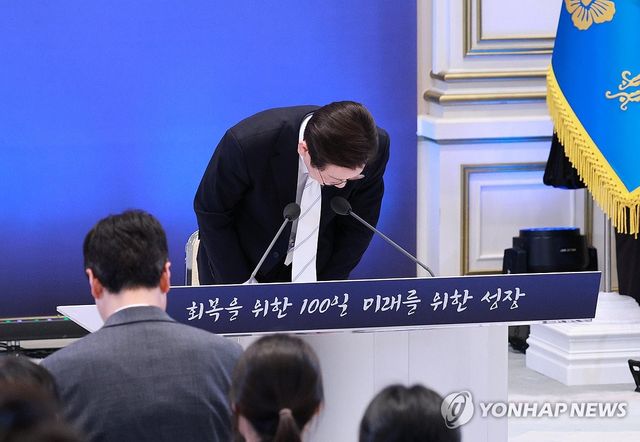 인사하는 이재명 대통령