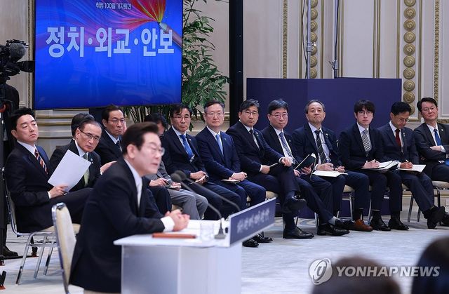 이재명 대통령 발언 듣는 참모진