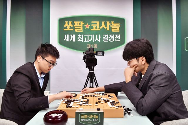 신진서 9단이 2국을 승리한 뒤 복기하고 있다.