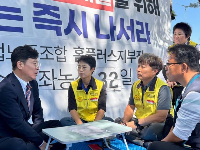 (서울=연합뉴스) 김은경 기자 = 김영훈 고용노동부 장관이 11일 서울 종로구 MBK파트너스 본사 앞의 마트산업노조 홈플러스지부 농성장을 방문했다.