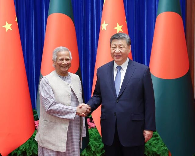 방글라데시 임시정부 수석고문 무하마드 유누스와 회동한 시진핑 중국 국가주석