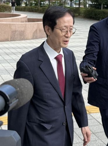 1심 선고 직후 취재진 질문 받는 이갑준 사하구청장