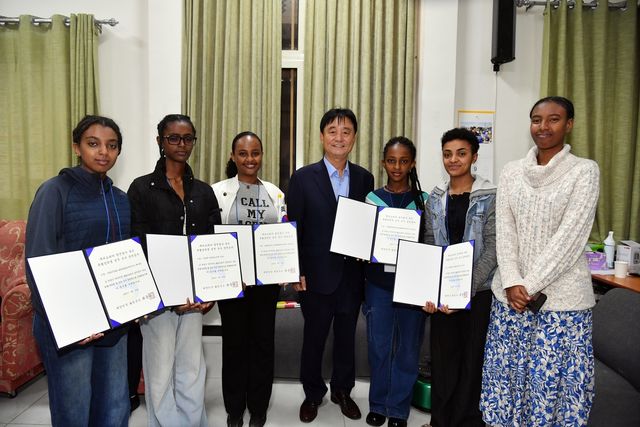 최문순 화천군수, 에티오피아 현지서 장학증서 전달