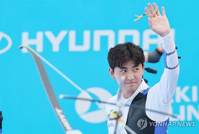 김제덕이 4강에 진출한 뒤 기뻐하는 모습