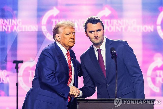 트럼프 대통령과 찰리 커크(오른쪽(