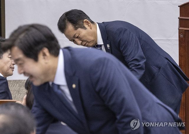 비공개 의총 입장해 김병기와 인사하는 정청래