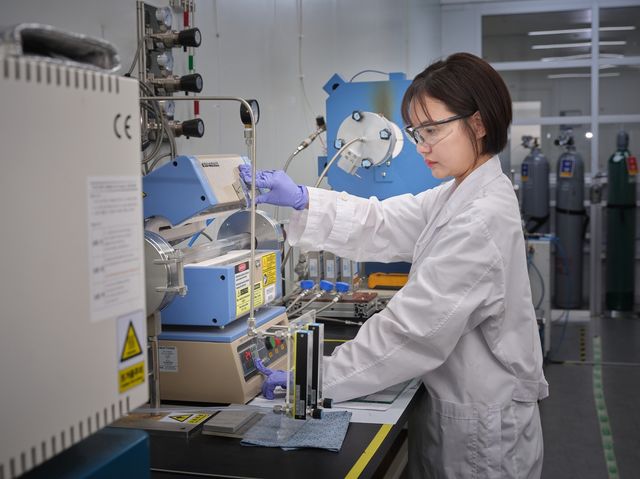 개발한 기술을 실험하는 연구원 