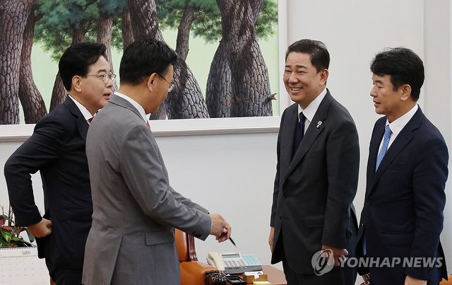 여야 원내대표 한자리에