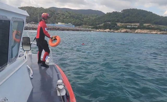 표류자 구조하는 해경