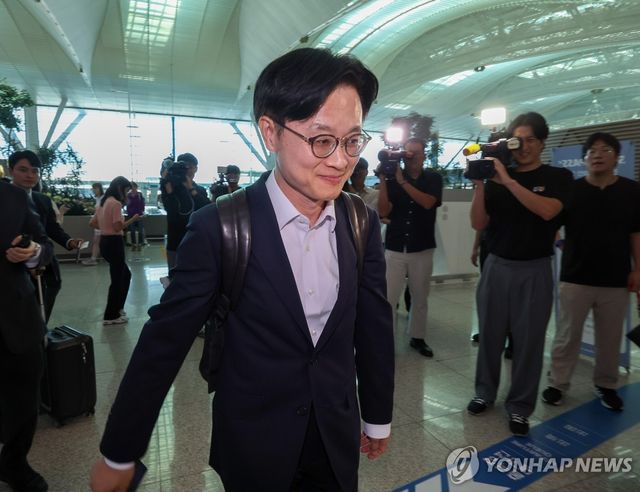 출국하는 김정관 산업통상자원부 장관