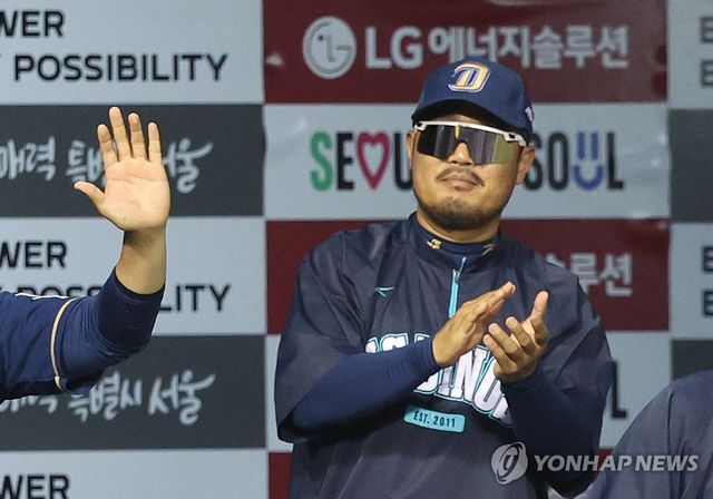 박수치는 이호준 감독