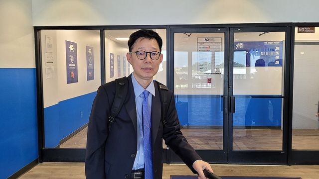 석방된 韓근로자들 귀국길 챙기는 외교1차관