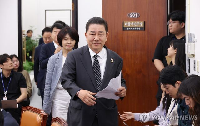 김병기 원내대표, 정책조정회의 입장