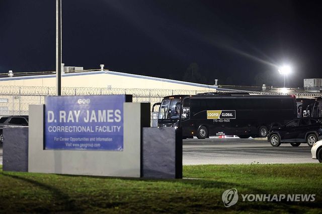 구금 한국 근로자 태울 버스