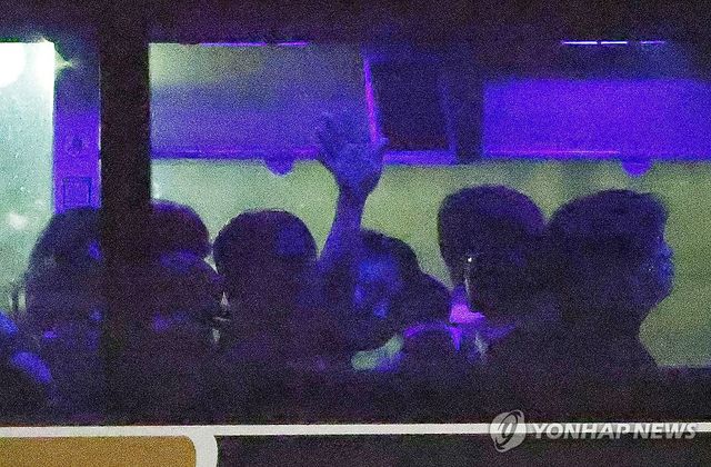 풀려난 구금 한국 근로자들