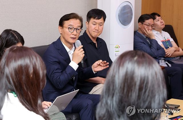 기자들 질문에 답하는 전재수 해양수산부 장관