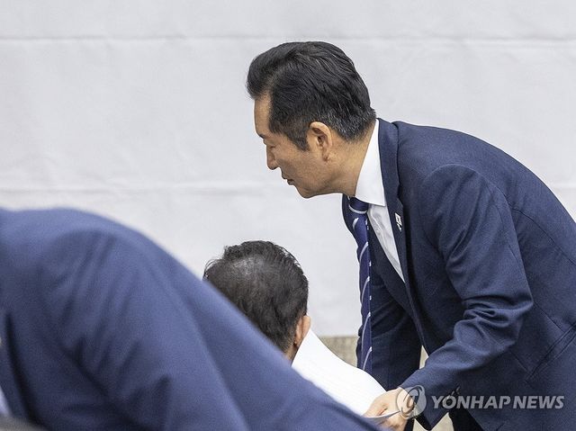 비공개 의총 입장해 김병기와 인사하는 정청래