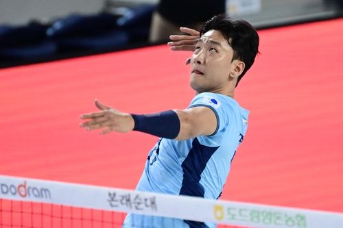 삼성화재와 FA 계약을 체결한 송명근의 공격 장면 