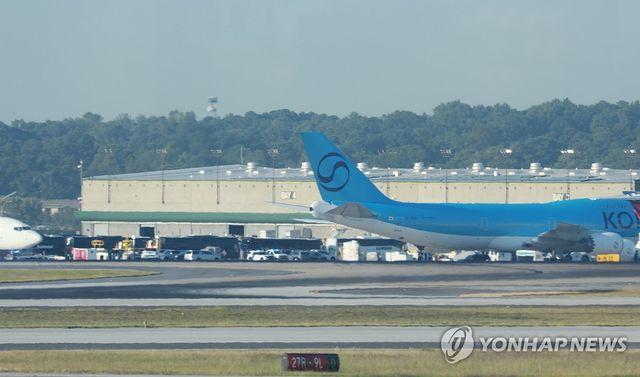 전세기로 향하는 석방 근로자들