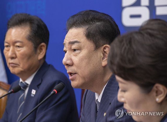 최고위원회의에서 발언하는 김병기 원내대표