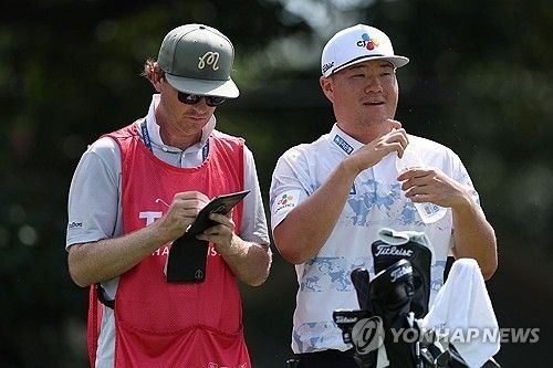 PGA투어 투어 챔피언십에서 캐디와 코스 공략을 의논하는 임성재.