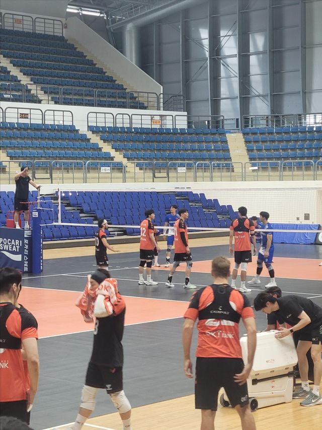 연습경기 나선 아시아쿼터 오데이(앞 중앙뒷모습 선수)