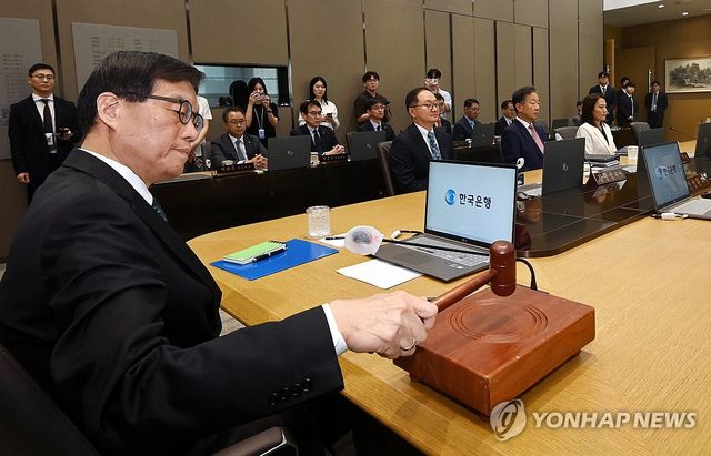 금통위 주재하는 이창용 총재