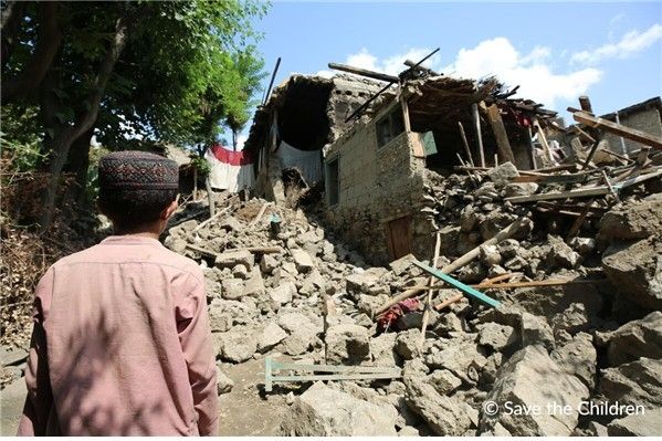 아프가니스탄 쿠나르 주에서 지진으로 무너진 가옥을 바라보는 아동