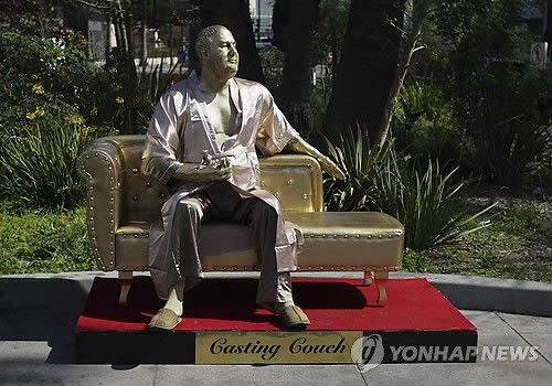 미투' 시발점 와인스틴 동상 등장