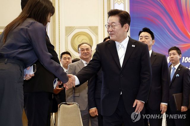 기자회견 마치고 취재진과 인사하는 이재명 대통령