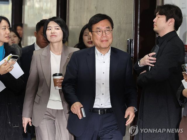 비상의원총회 참석하는 서범수 사무총장과 한지아 수석대변인