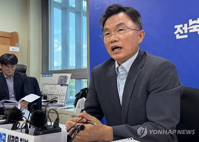 브리핑하는 김형우 전북특별자치도 건설교통국장