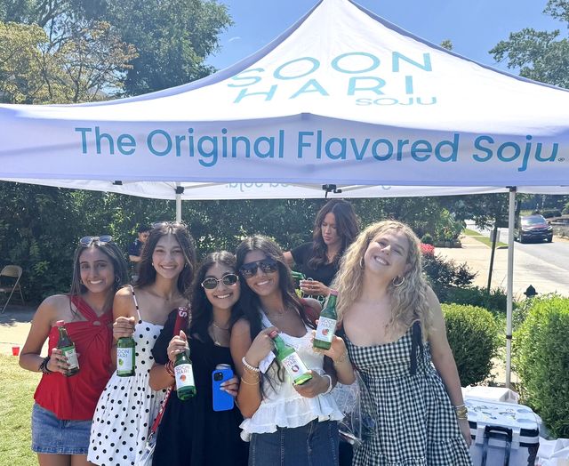 롯데칠성음료가 미국 과일소주 시장 선점을 위해 지난 8월부터 미국 주요 대학 풋볼경기장에 순하리 부스를 설치하고 시음행사를 진행하고 있다.[롯데칠성음료 제공]