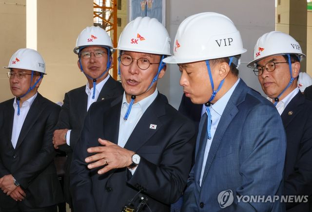 용인 반도체 클러스터 공사 현황보고 받는 김민석 총리