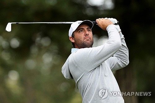 연습 라운드에서 아이언샷하는 셰플러.