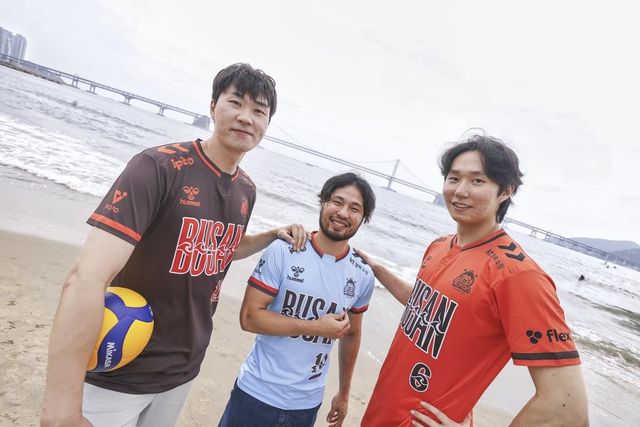 부산 광안대교 배경으로 유니폼 사진 찍은 전광인과 부용찬, 이민규(사진 왼쪽부터)