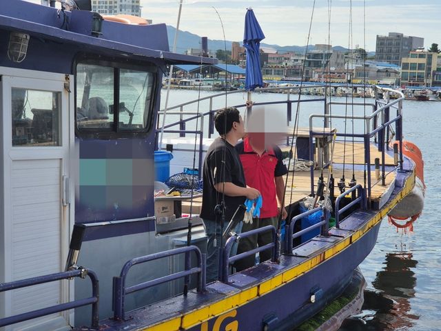 절도 피해자(오른쪽)와 해경 관계자