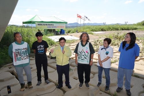 김성환 환경부 장관(왼쪽에서 세 번째)이 11일 세종보를 찾아 환경단체에 4대강 관련 입장을 밝히고 있다. [환경부 제공. 재판매 및 DB 금지]