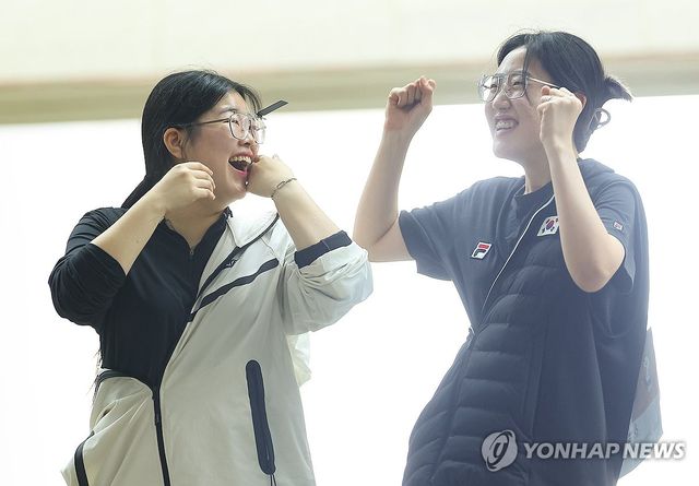 함께 기뻐하는 오예진과 양지인