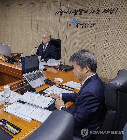 3월 7일 열린 국가인권위원회 제5차 전원위원회에 참석한 안창호 인권위원장(왼쪽)과 김용원 상임위원(오른쪽) [연합뉴스 자료사진]