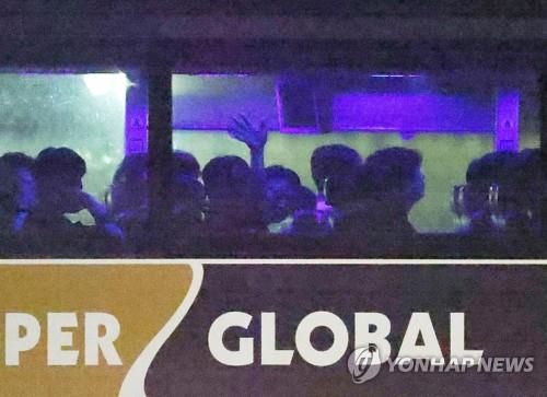 집으로 향하는 한국 근로자들