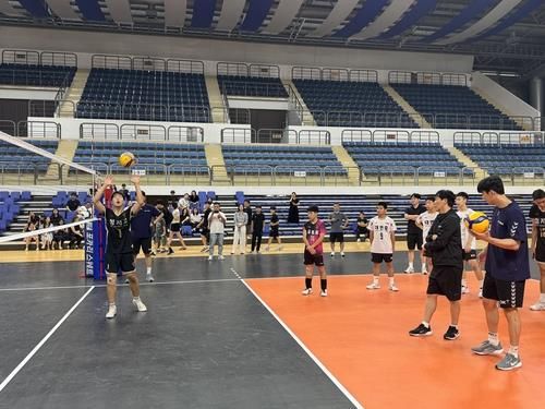 세터 토스 훈련을 지도하는 신영철 OK저축은행 감독(오른쪽에서 2번째)