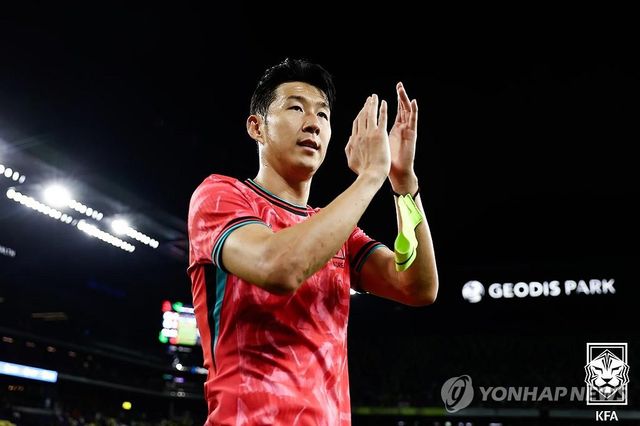 인사하는 손흥민