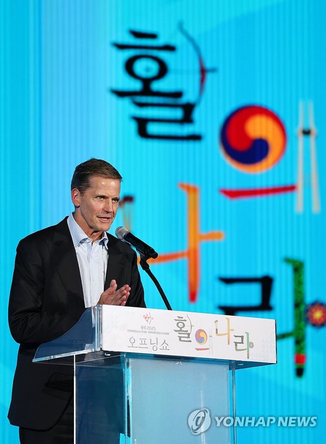 인사말 하는 세계양궁연맹 이스턴 회장