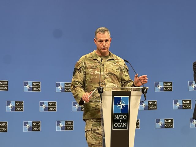 기자회견하는 나토 유럽 최고사령관