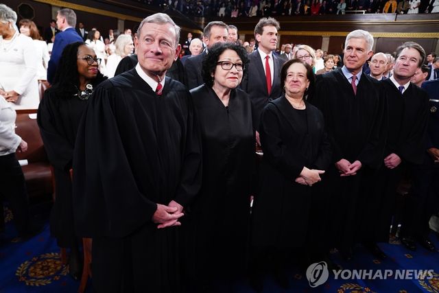 지난해 조 바이든 전 대통령의 연방 의회 국정연설에 참석한 대법관들 